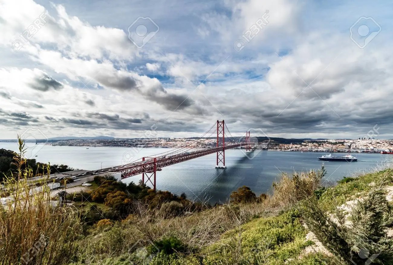 105301329-lisbon-bridge-view-ponte-25-de-abril